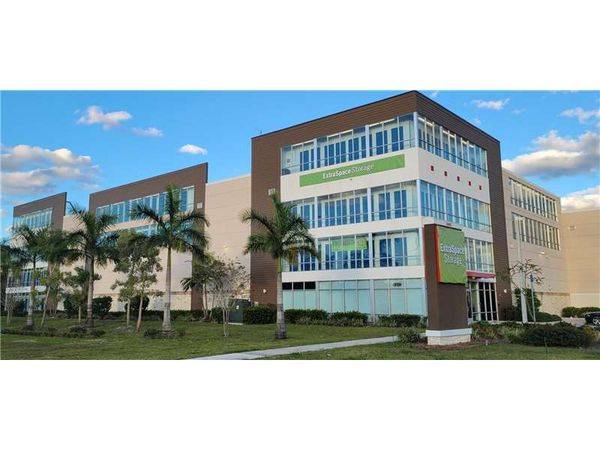 Extra Space Storage facility at 5600 S University Dr - Davie, FL