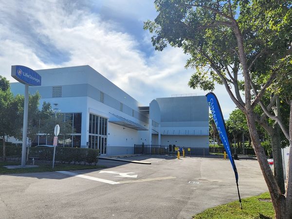 Extra Space Storage facility at 6850 SW 81st Ter - Miami, FL