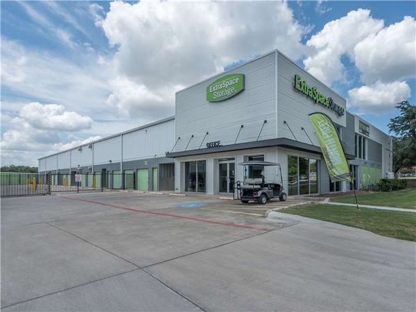 Extra Space Storage facility at 4515 De Zavala Rd - San Antonio, TX