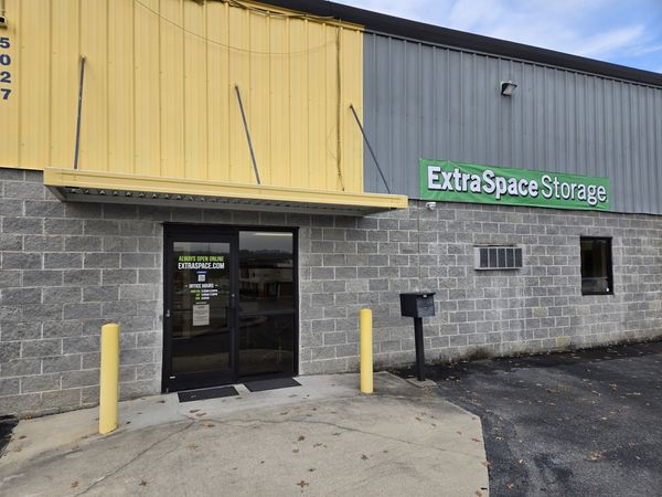 Extra Space Storage facility at 5027 Hixson Pike - Hixson, TN