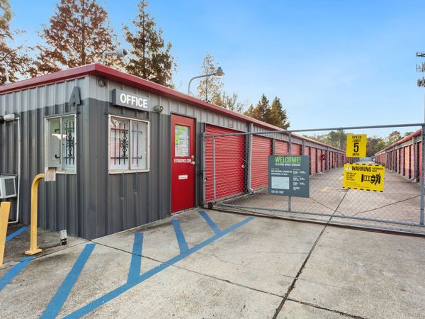 Extra Space Storage facility at 8922 Greenwell Springs Rd - Baton Rouge, LA