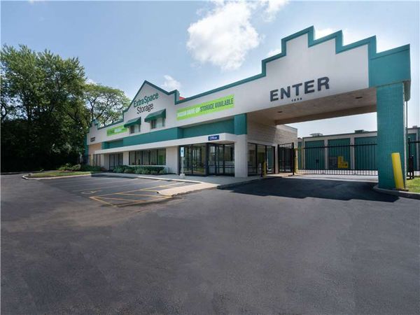 Extra Space Storage facility at 1255 Townline Rd - Mundelein, IL