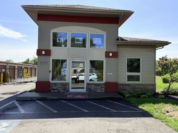 Extra Space Storage facility at 5624 Bear Rd - North Syracuse, NY