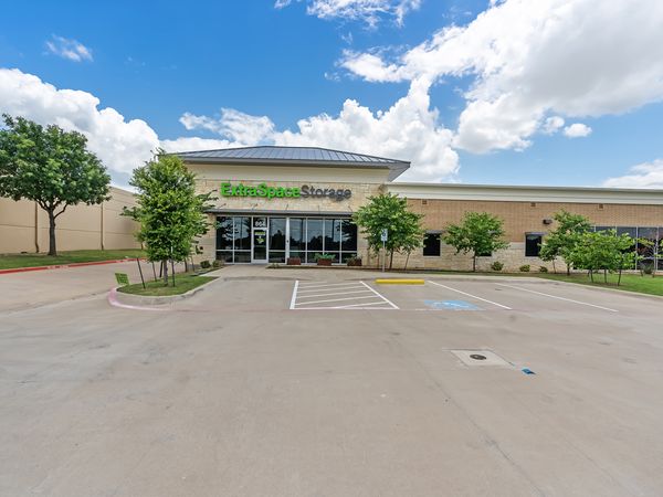 Extra Space Storage facility at 864 E Belt Line Rd - Cedar Hill, TX