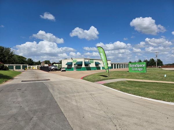 Extra Space Storage facility at 940 N Mill St - Lewisville, TX
