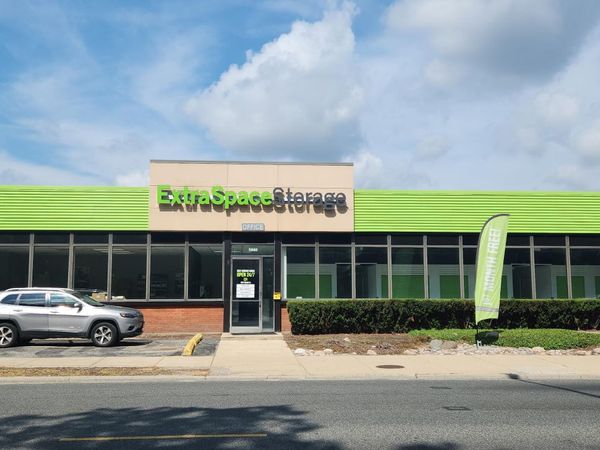 Extra Space Storage facility at 5860 N Pulaski Rd - Chicago, IL