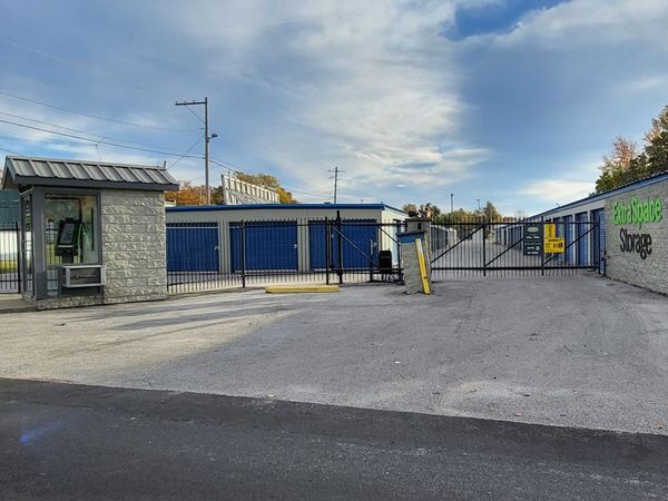 Extra Space Storage facility at 10 S Murphy Ave - Brazil, IN