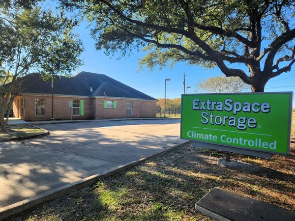 Extra Space Storage facility at 14102 Bay Pointe Ct - Houston, TX