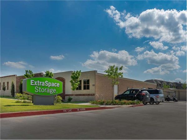 Extra Space Storage facility at 1401 N Coltrane Rd - Edmond, OK