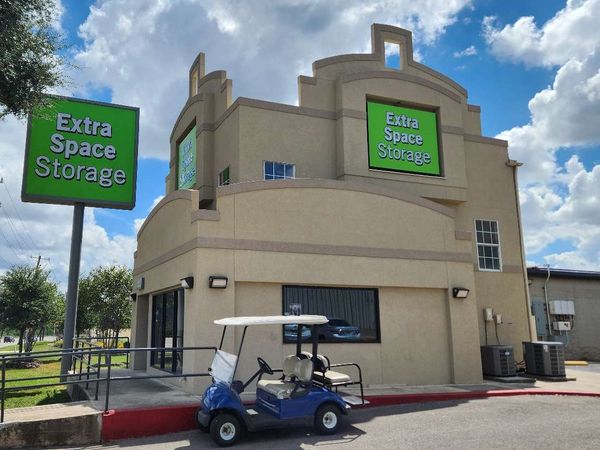 Extra Space Storage facility at 6110 Walzem Rd - San Antonio, TX