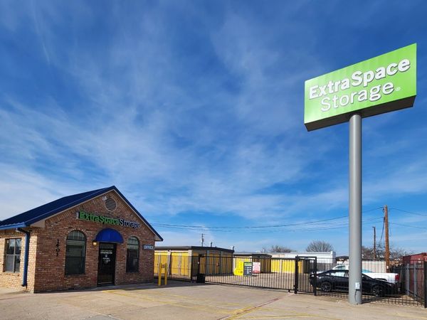 Extra Space Storage facility at 1401 Blue Danube St - Arlington, TX