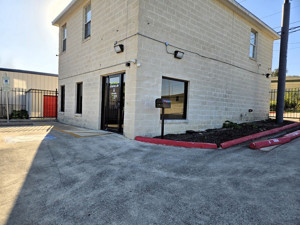 25×10 Self Storage Unit in San Antonio, TX 27904 US Highway 281 N San Antonio, Texas