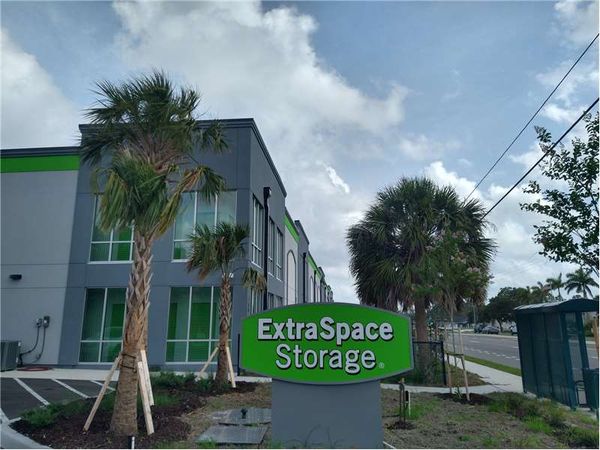 Extra Space Storage facility at 300 N Tamiami Trl - Osprey, FL