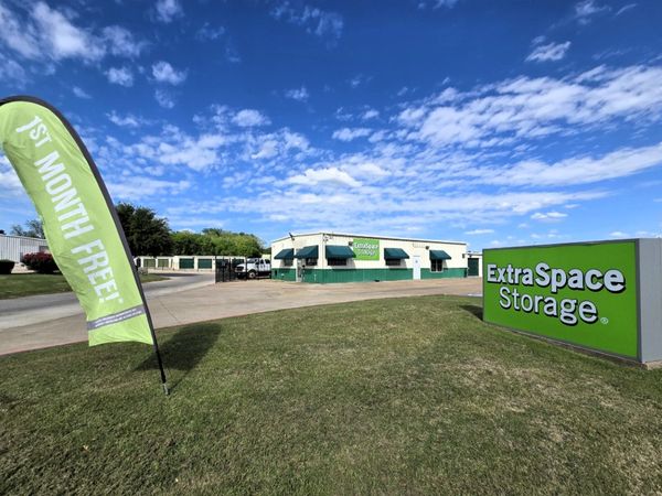 Extra Space Storage facility at 901 N Mill St - Lewisville, TX