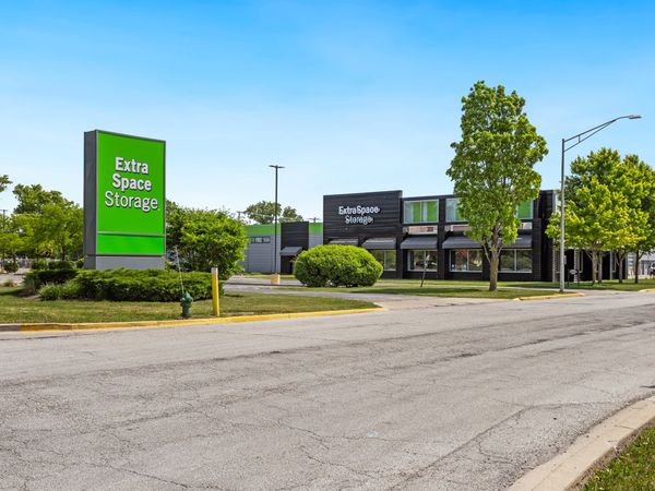 Extra Space Storage facility at 1800 Des Plaines Ave - Forest Park, IL