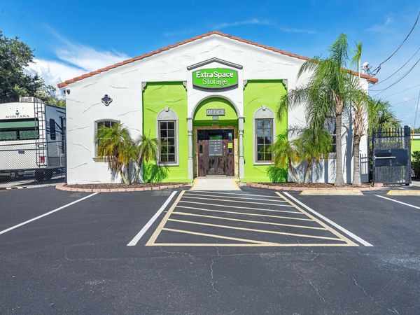 Extra Space Storage facility at 880 Bay Rd - Mount Dora, FL