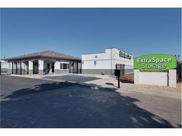 Extra Space Storage facility at 660 W Acacia Ave - Hemet, CA