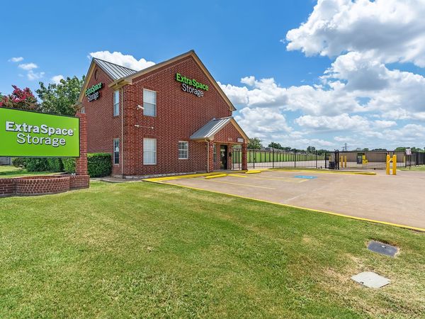 Extra Space Storage facility at 5575 Davis Blvd - North Richland Hills, TX