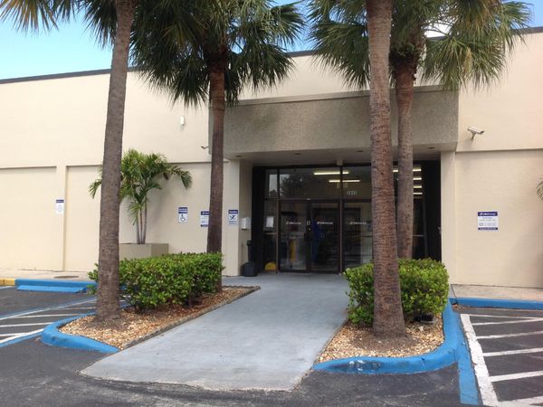 Extra Space Storage facility at 5605 W Sunrise Blvd - Plantation, FL