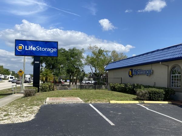 Life Storage facility on 3000 S Tamiami Trl - Venice, FL