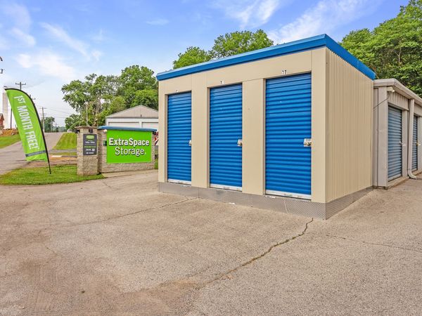 Extra Space Storage facility at 1054 W 2nd St - Madison, IN