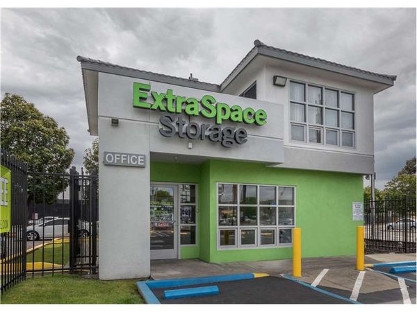 Extra Space Storage facility at 1090 29th Ave - Oakland, CA