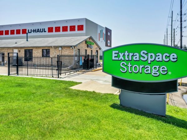 Extra Space Storage facility at 7151 E 86th St - Indianapolis, IN