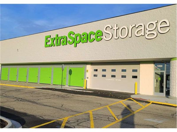 Extra Space Storage facility at 1860 N Richmond Rd - McHenry, IL