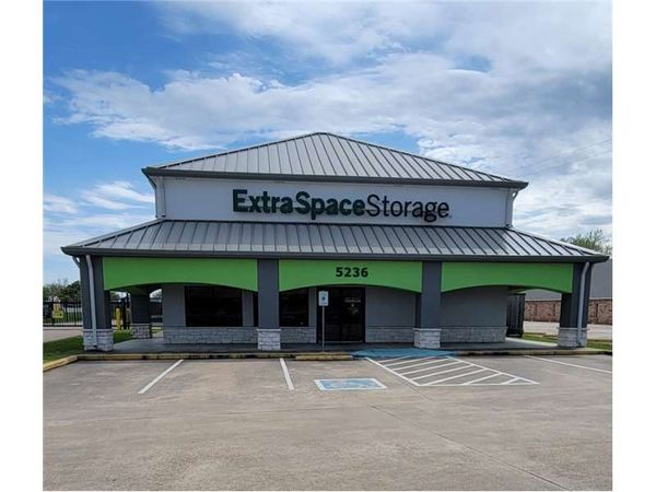 Extra Space Storage facility at 5236 East Fwy - Baytown, TX