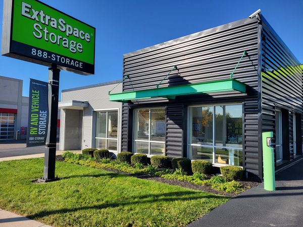 Extra Space Storage facility at 1944 N Narragansett Ave - Chicago, IL