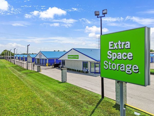 Extra Space Storage facility at 910 Woodstock Dr - Clarksville, IN