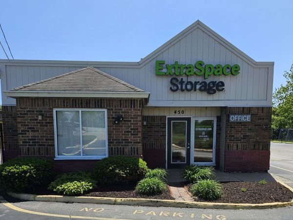 Extra Space Storage facility at 450 W Washington St - Florissant, MO