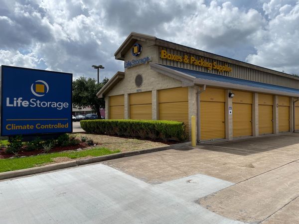 Extra Space Storage facility at 12711 Westheimer Rd - Houston, TX