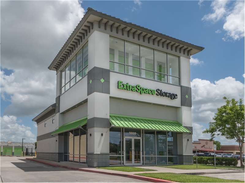 Extra Space Storage  9809 Broadway St in Pearland, TX