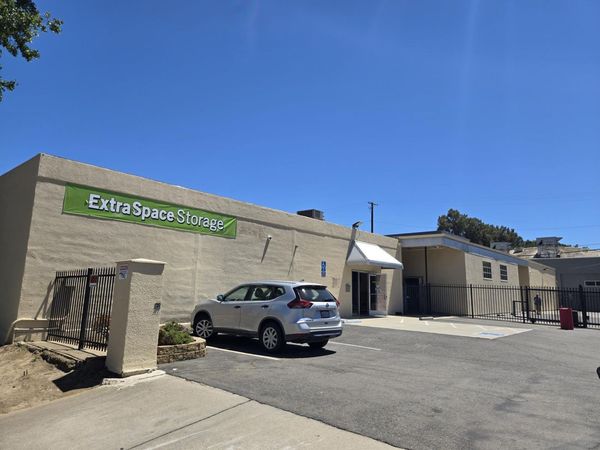 Extra Space Storage facility at 2410 9th St - Sacramento, CA