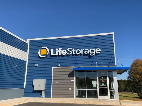 Life Storage facility on 1450 E Sunrise Ave - Thomasville, NC