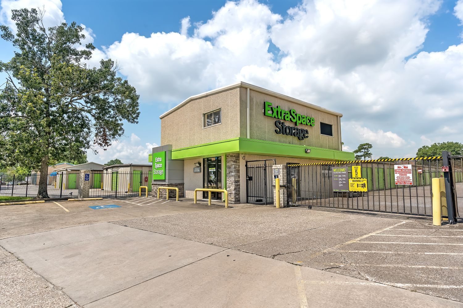 Extra Space Storage  19415 Pinehurst Trail Dr in Humble, TX