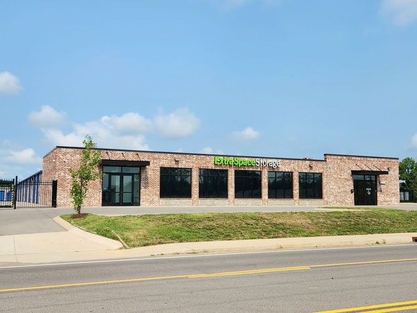 Extra Space Storage facility at 451 N Sage Rd - White House, TN
