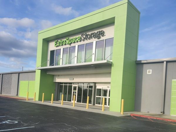 Extra Space Storage facility at 2701 Belle Chasse Hwy - Terrytown, LA