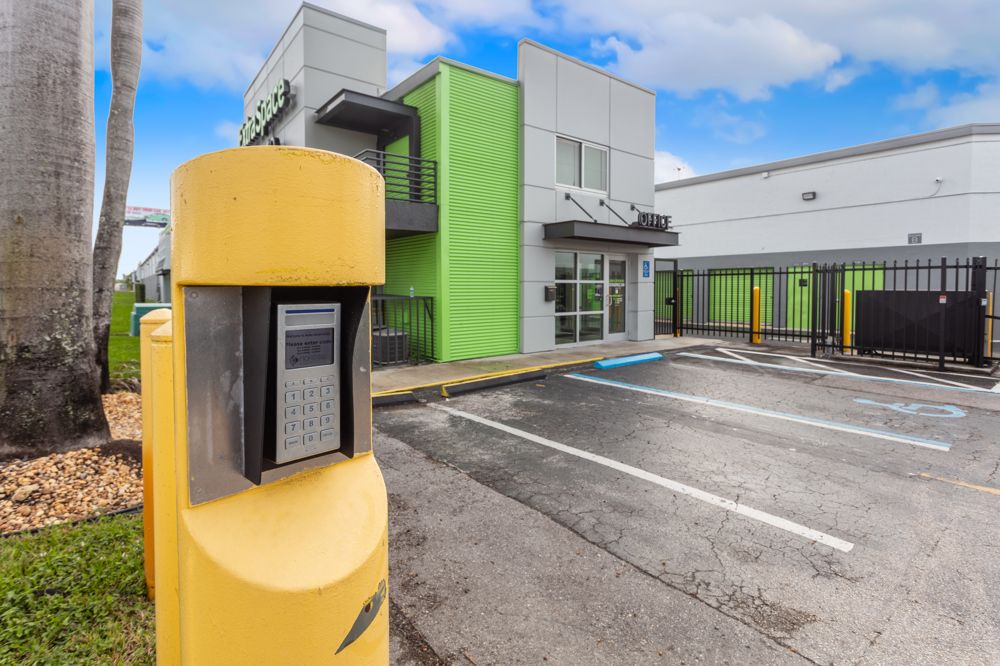 25×10 Self Storage Unit in Miami, FL 8900 NW 12th St Miami, Florida 2