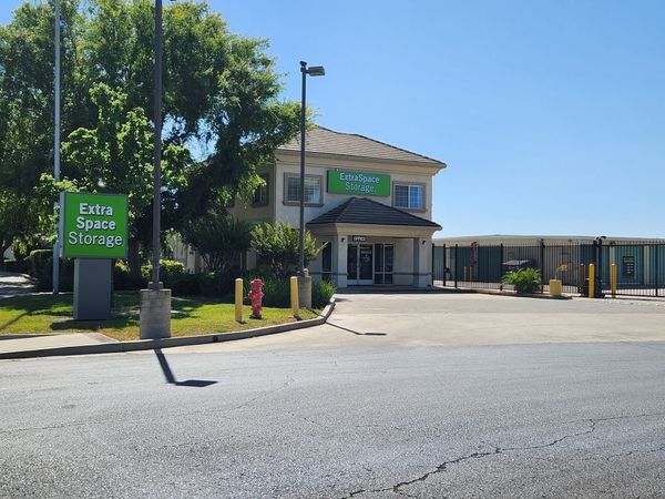 Extra Space Storage facility at 8960 Calvine Rd - Sacramento, CA