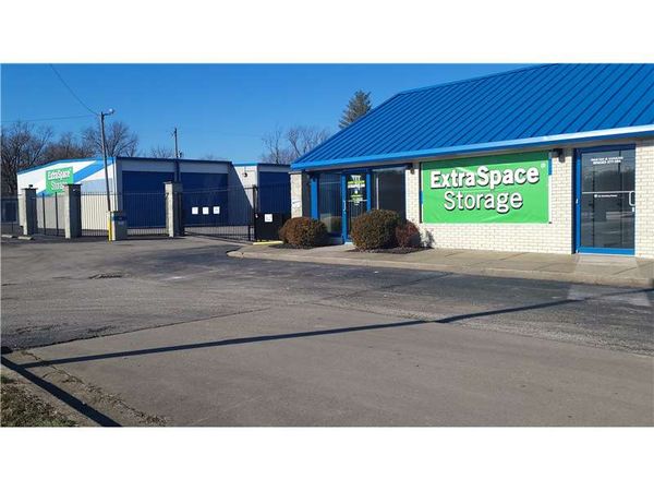Extra Space Storage facility at 1713 1/2 E 10th St - Jeffersonville, IN