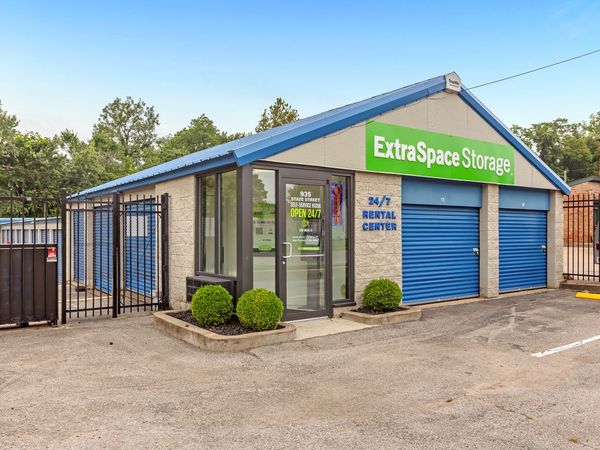 Extra Space Storage facility at 935 State St - New Albany, IN