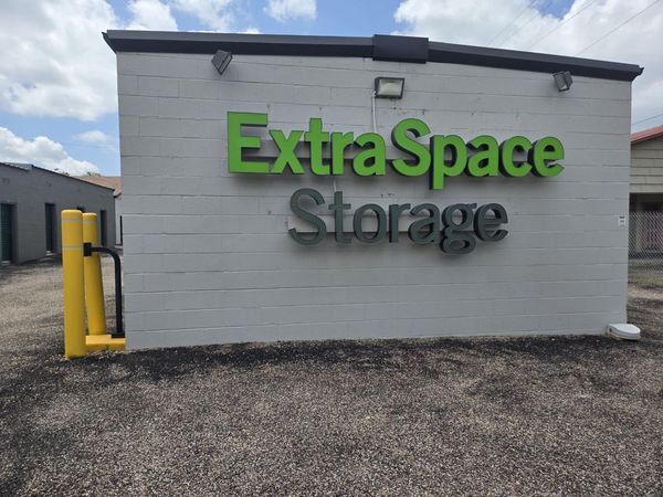 Extra Space Storage facility at 3107 S Lake Dr - Texarkana, TX
