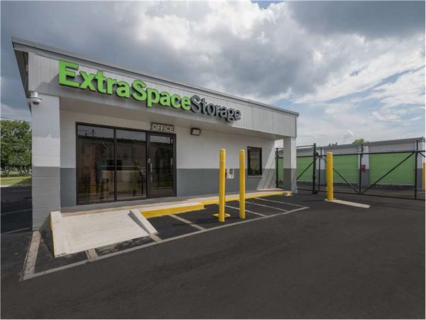Extra Space Storage facility at 2101 Antioch Pike - Antioch, TN
