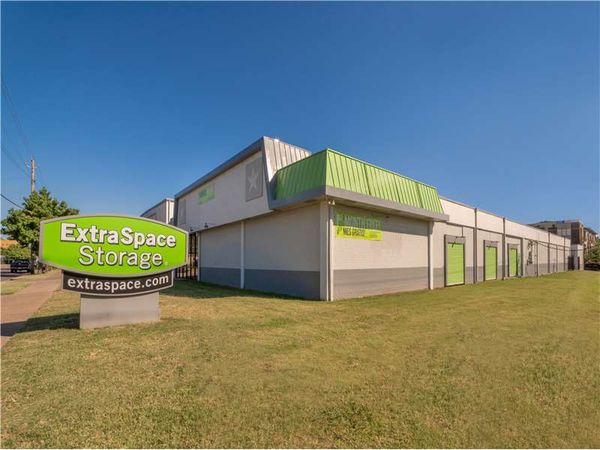 Extra Space Storage facility at 5431 Lemmon Ave - Dallas, TX