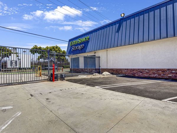 Extra Space Storage facility at 1620 14th St - Santa Monica, CA