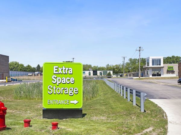 Extra Space Storage facility at 880 E Rollins Rd - Round Lake Beach, IL