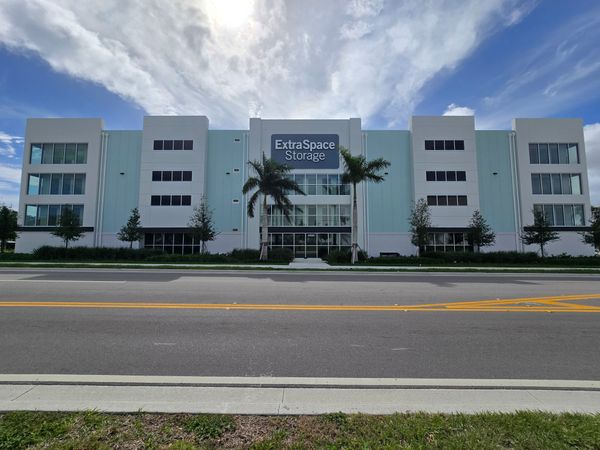 Extra Space Storage facility at 1450 Watertower Rd - Lake Park, FL