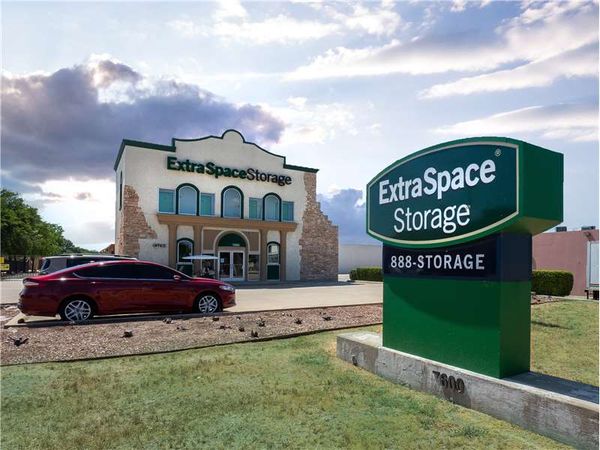 Extra Space Storage facility at 7600 McCart Ave - Fort Worth, TX